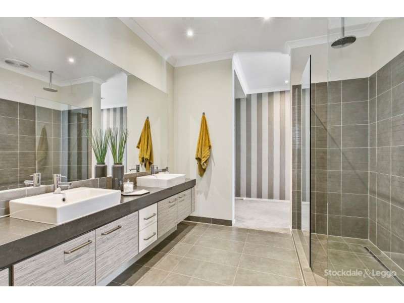 16 Mountainview Boulevard, Cranbourne North VIC 3977