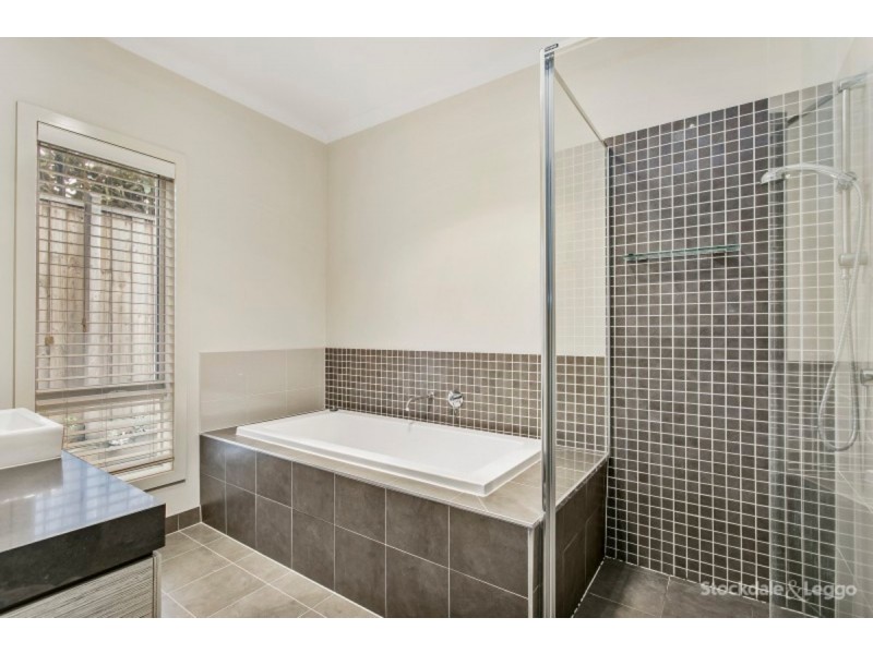 16 Mountainview Boulevard, Cranbourne North VIC 3977