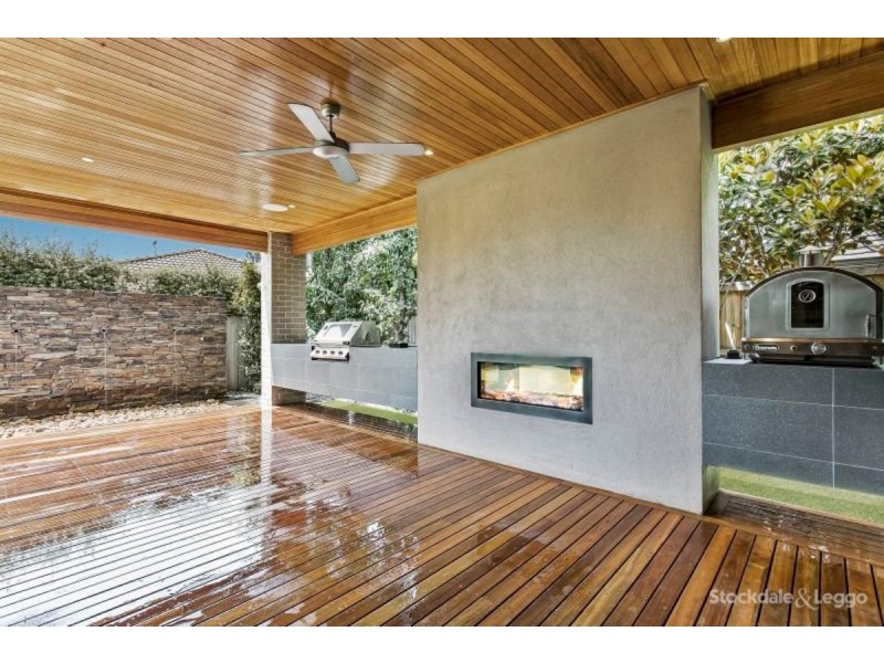 16 Mountainview Boulevard, Cranbourne North VIC 3977
