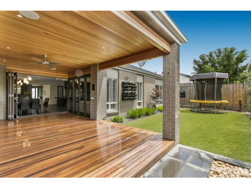 16 Mountainview Boulevard, Cranbourne North VIC 3977