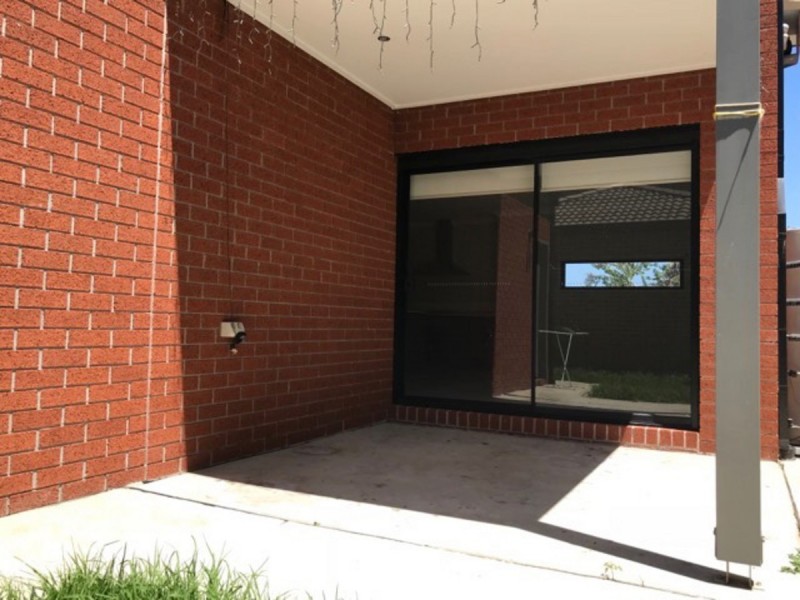 37 Brightstone Drive, Clyde North VIC 3978