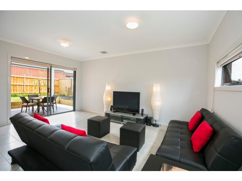 32 Pyrenees Road, Clyde VIC 3978