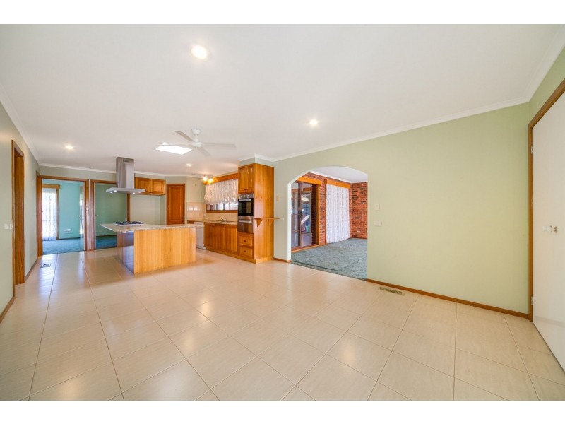 16 Lobelia Court, Cranbourne North VIC 3977
