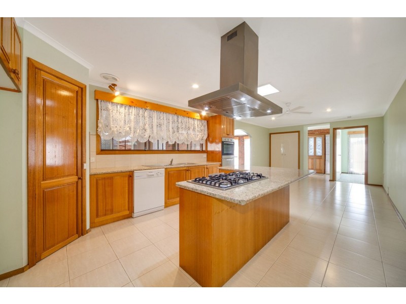 16 Lobelia Court, Cranbourne North VIC 3977