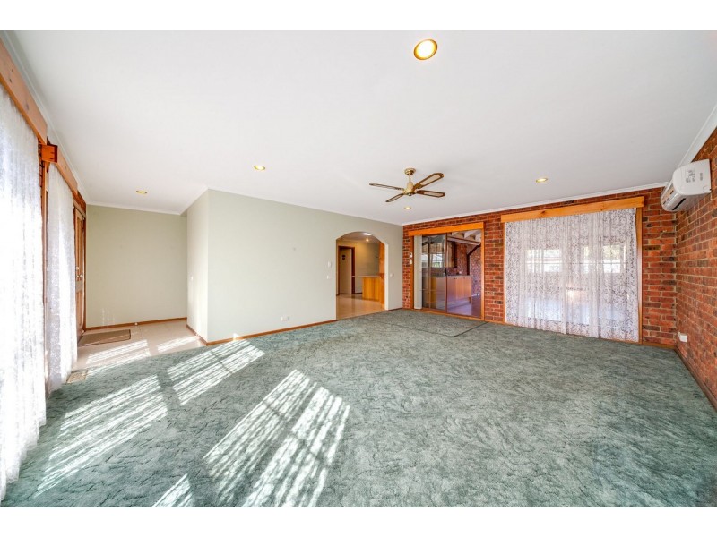 16 Lobelia Court, Cranbourne North VIC 3977