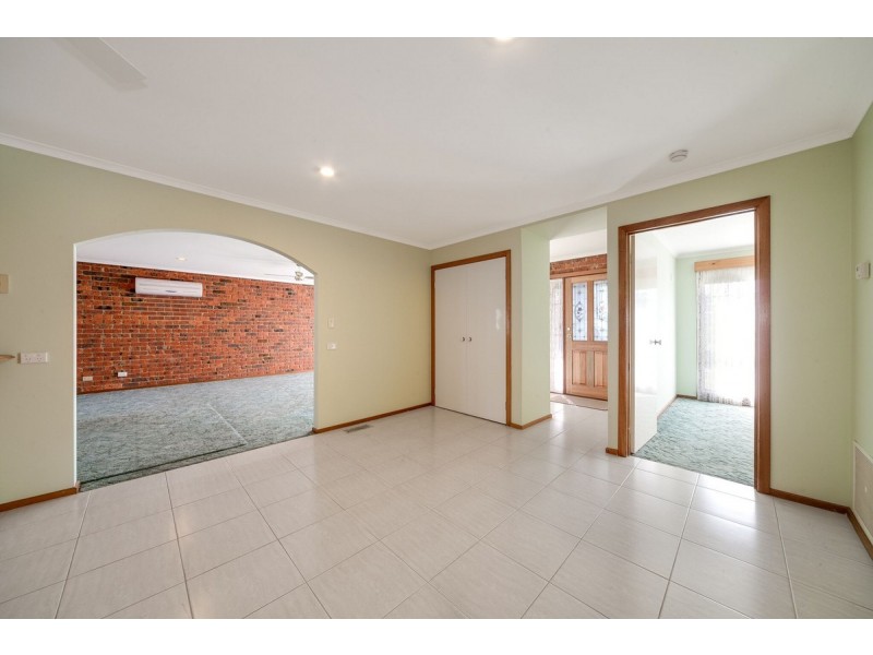 16 Lobelia Court, Cranbourne North VIC 3977
