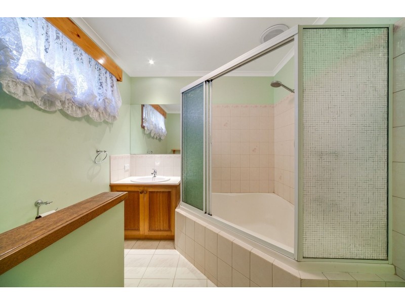 16 Lobelia Court, Cranbourne North VIC 3977