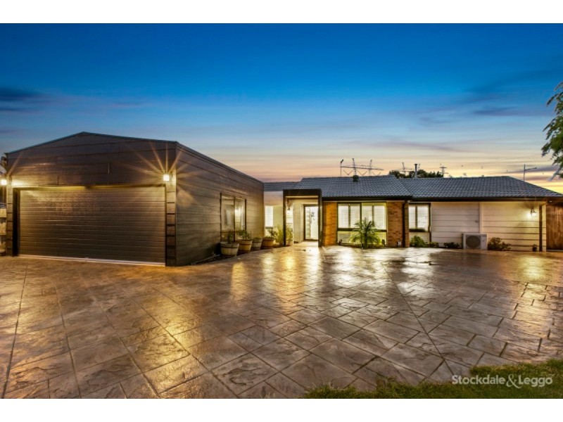 16 Kent Court, Cranbourne North VIC 3977