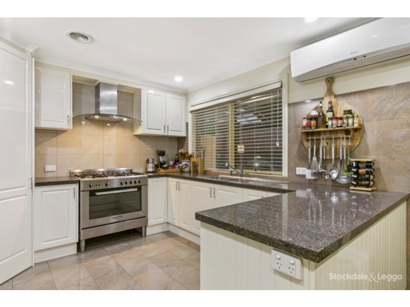 16 Kent Court, Cranbourne North VIC 3977