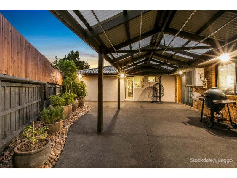 16 Kent Court, Cranbourne North VIC 3977