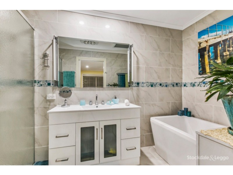 16 Kent Court, Cranbourne North VIC 3977