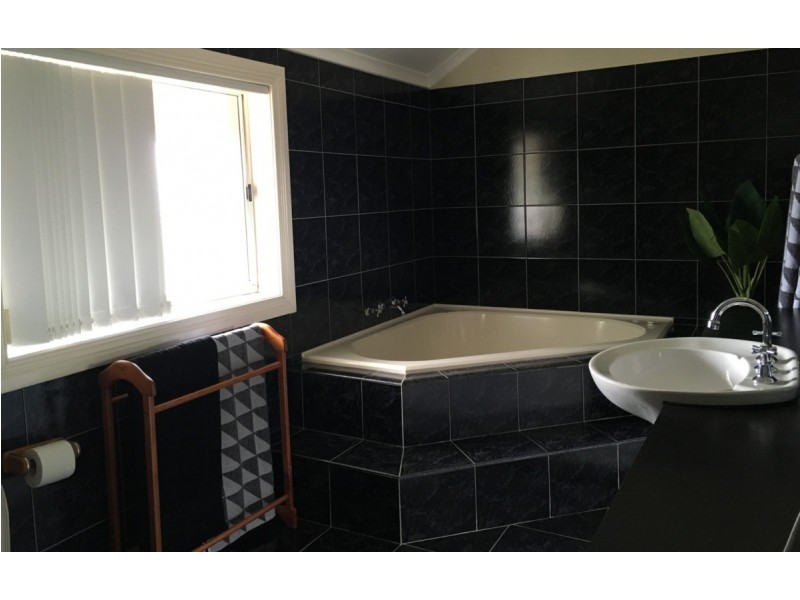 21 Singleton Drive, Endeavour Hills VIC 3802