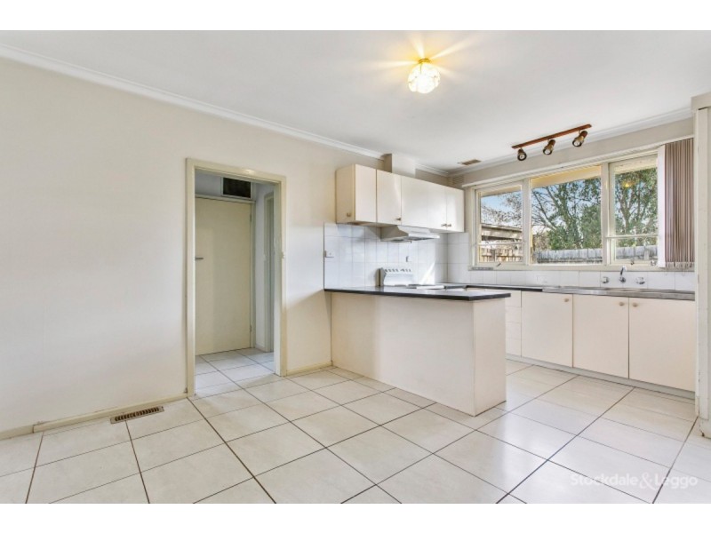 18 Meadow Wood Walk, Narre Warren VIC 3805