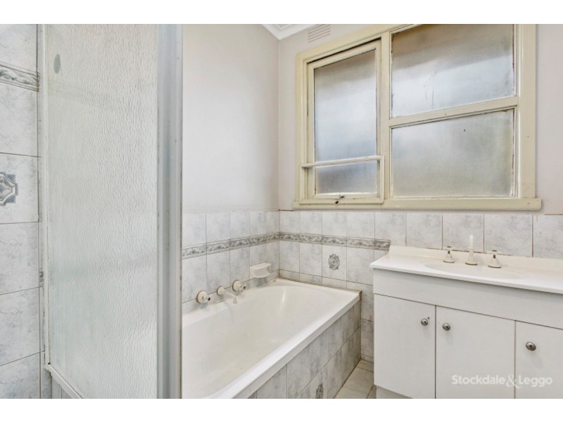 18 Meadow Wood Walk, Narre Warren VIC 3805