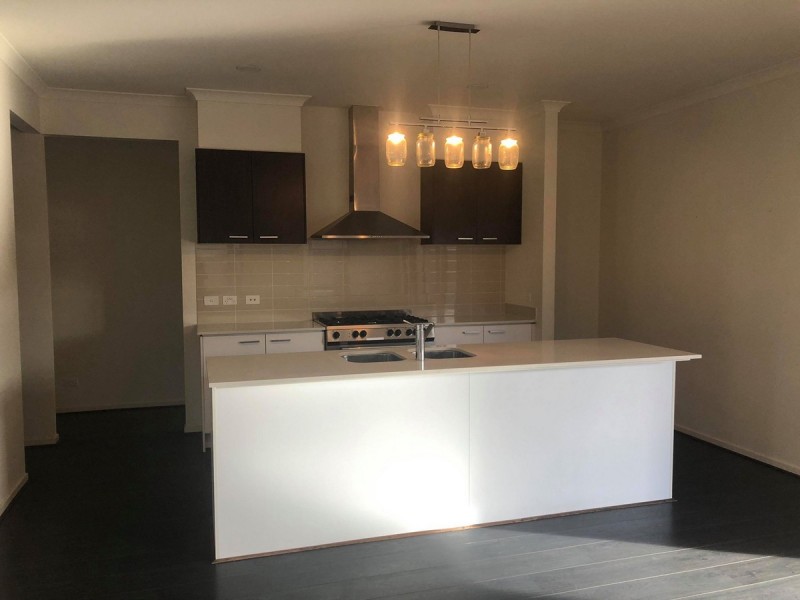 100 Selandra Boulevard, Clyde North VIC 3978