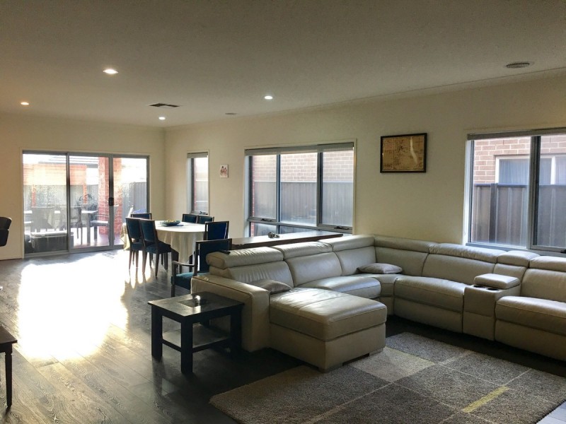 100 Selandra Boulevard, Clyde North VIC 3978