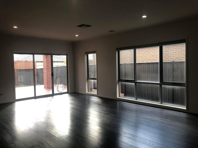 100 Selandra Boulevard, Clyde North VIC 3978