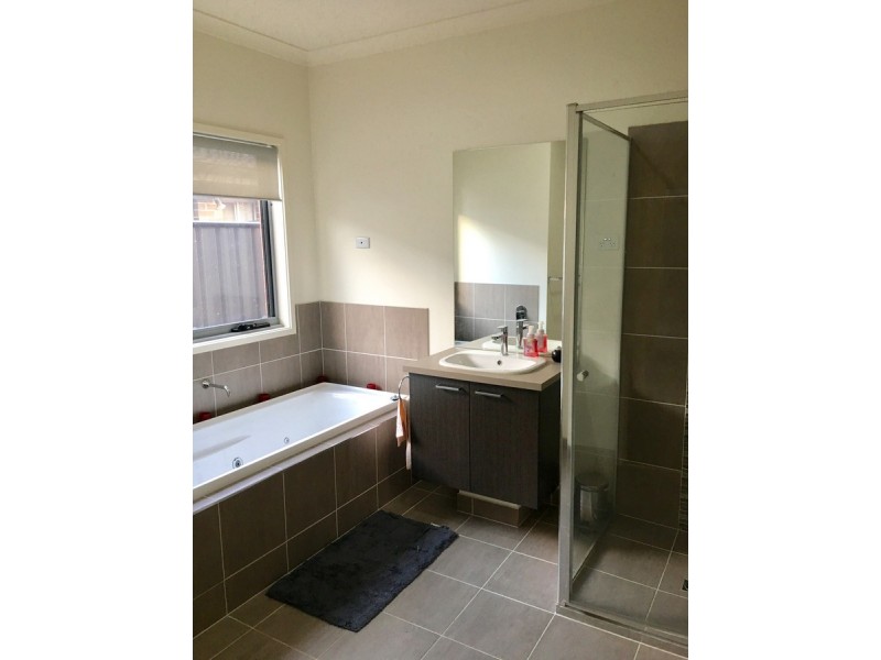 100 Selandra Boulevard, Clyde North VIC 3978