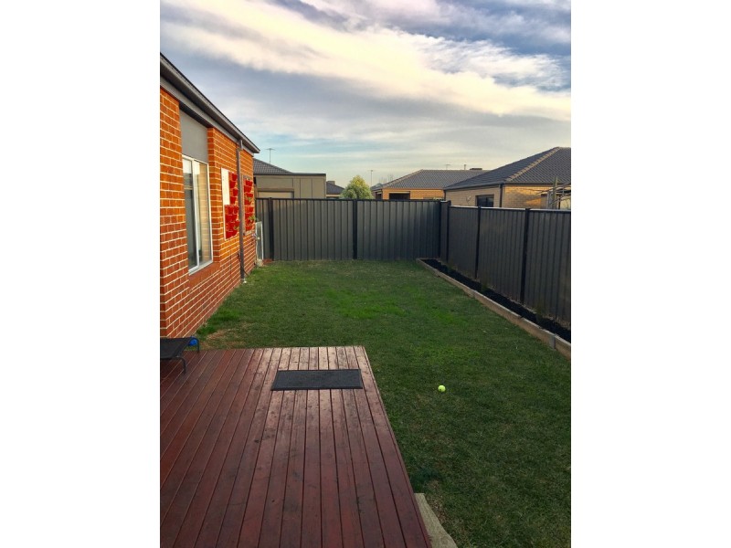 100 Selandra Boulevard, Clyde North VIC 3978