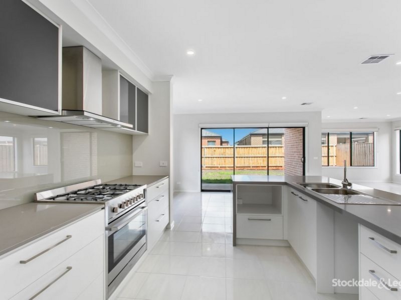 82 Longshore Drive, Clyde North VIC 3978