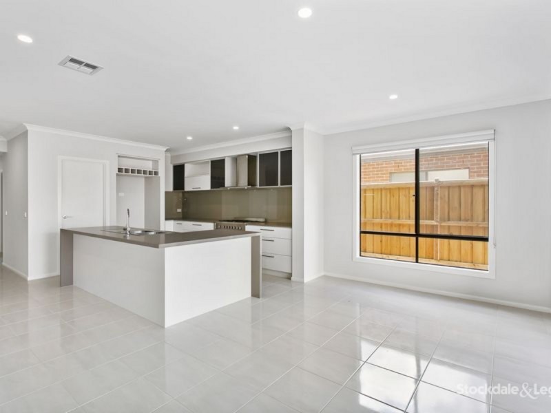 82 Longshore Drive, Clyde North VIC 3978