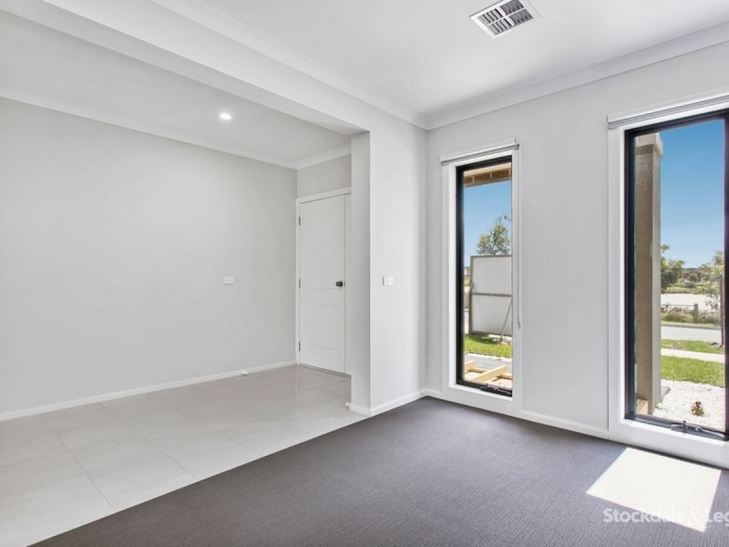 82 Longshore Drive, Clyde North VIC 3978