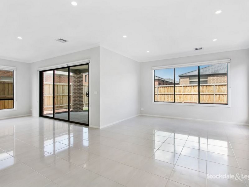 82 Longshore Drive, Clyde North VIC 3978