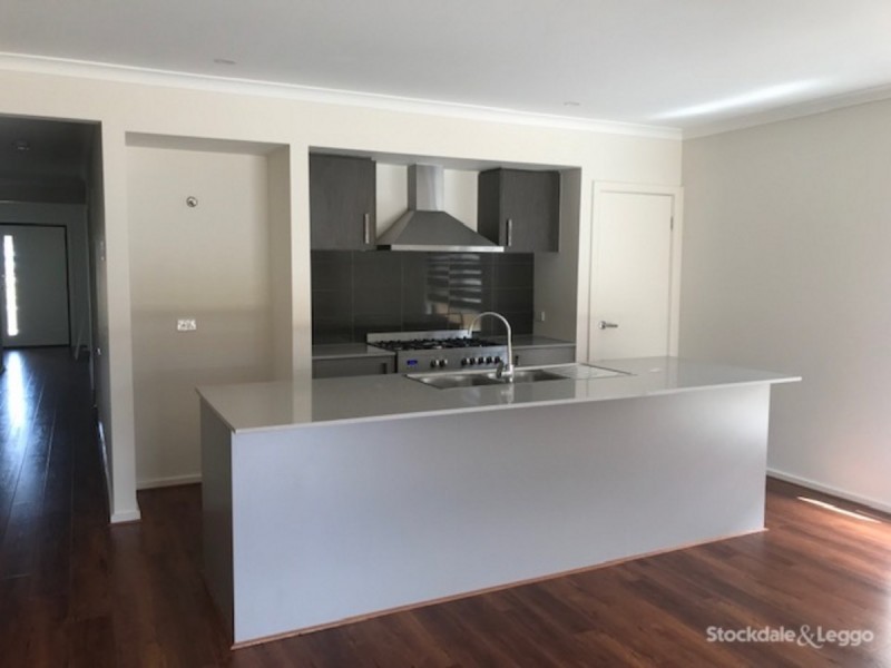 14 Nest Circuit, Cranbourne East VIC 3977