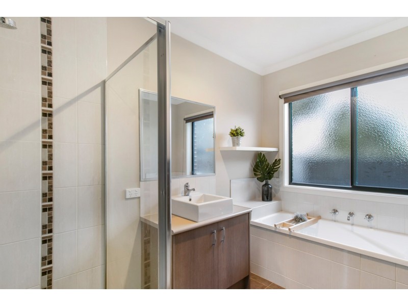 22 Merrowland Avenue, Cranbourne North VIC 3977