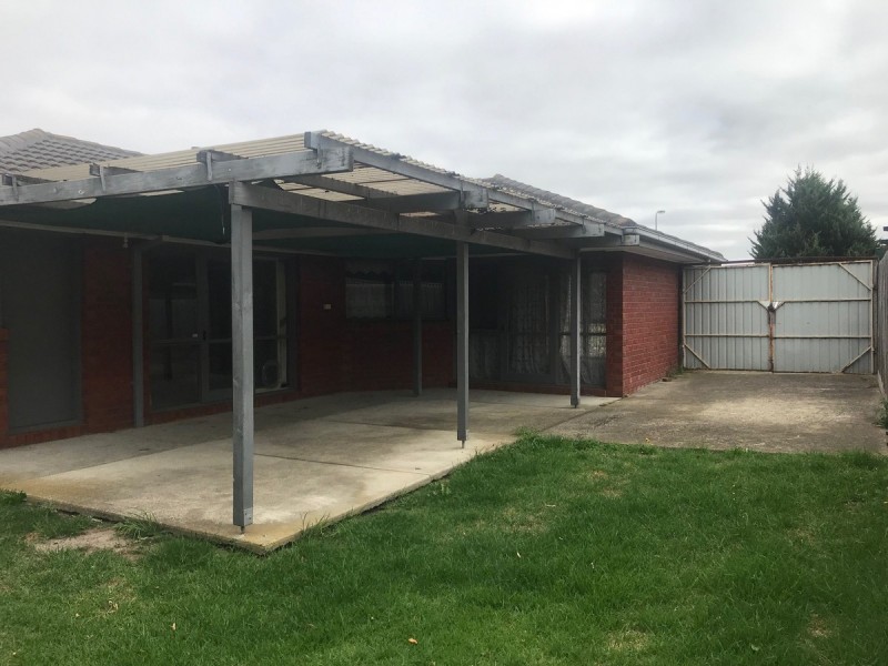 42 Brentwood Drive, Cranbourne North VIC 3977