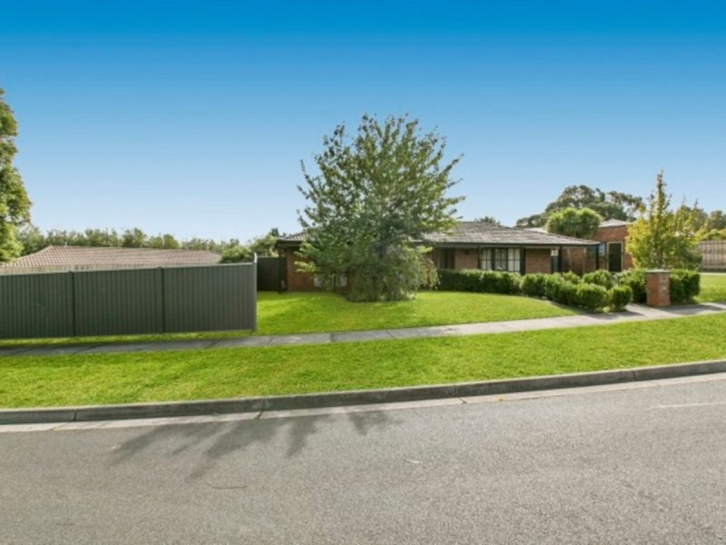 9 Collins Crescent, Berwick VIC 3806