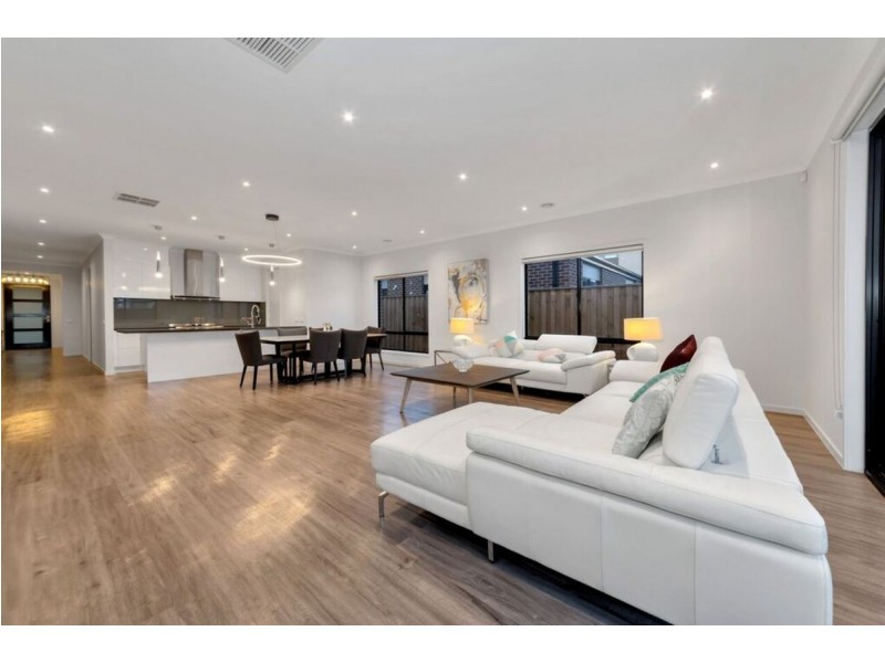 23 Broadbank Crescent, Clyde North VIC 3978