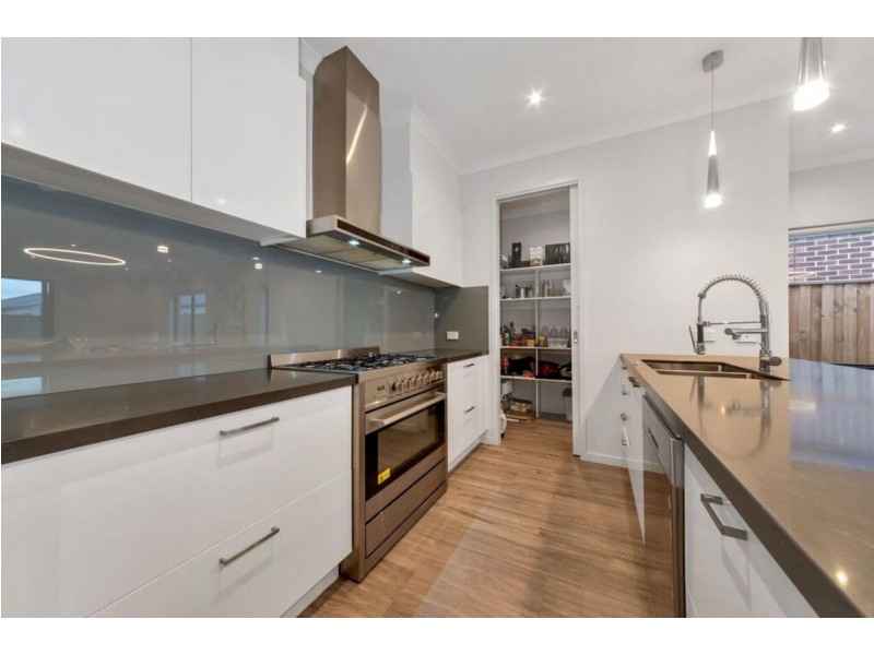 23 Broadbank Crescent, Clyde North VIC 3978