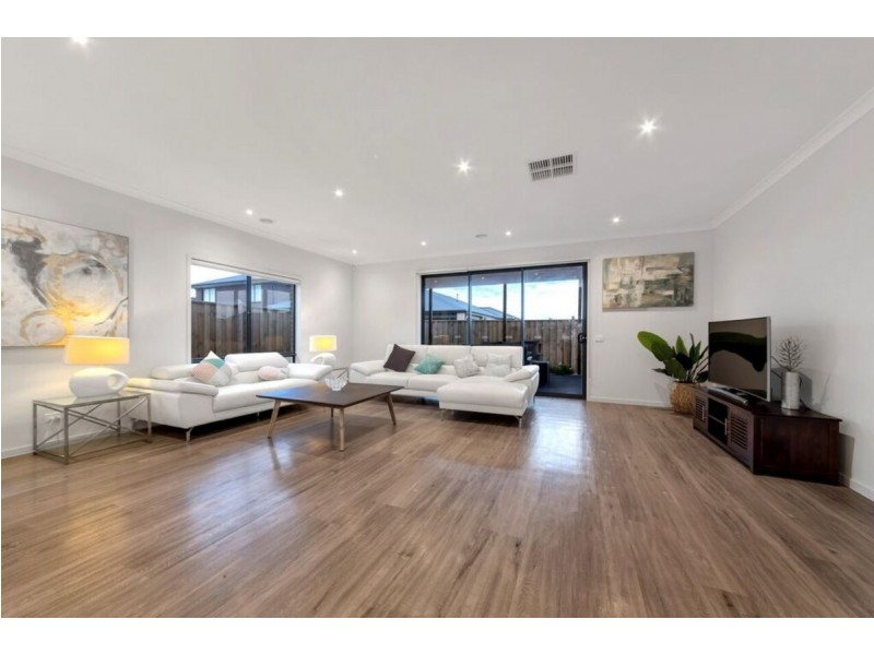 23 Broadbank Crescent, Clyde North VIC 3978