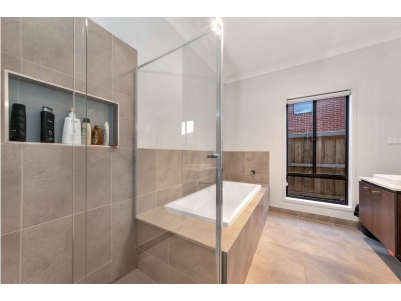 23 Broadbank Crescent, Clyde North VIC 3978