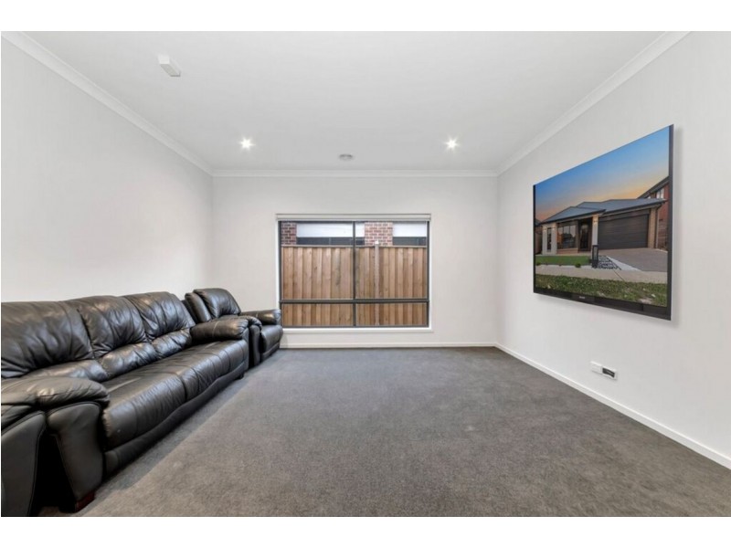 23 Broadbank Crescent, Clyde North VIC 3978
