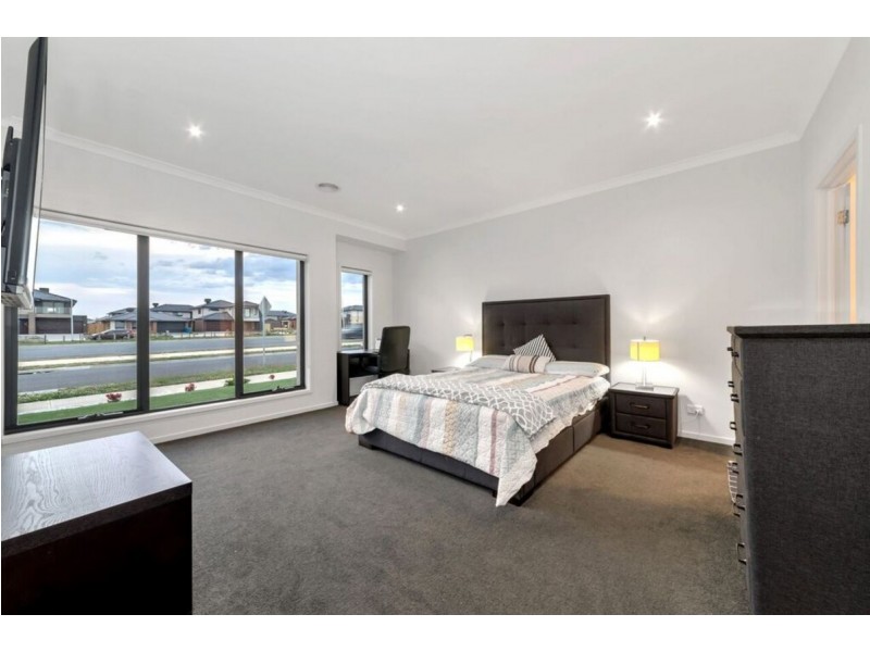 23 Broadbank Crescent, Clyde North VIC 3978