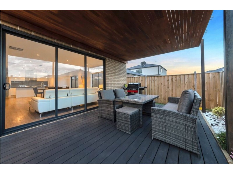 23 Broadbank Crescent, Clyde North VIC 3978