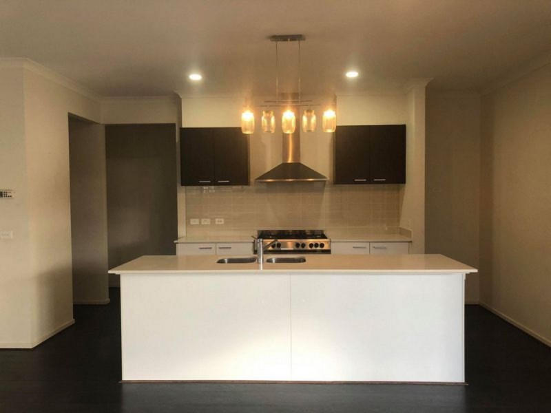 100 Selandra Boulevard, Clyde North VIC 3978