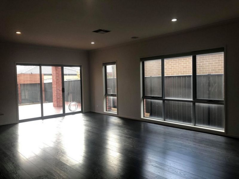 100 Selandra Boulevard, Clyde North VIC 3978