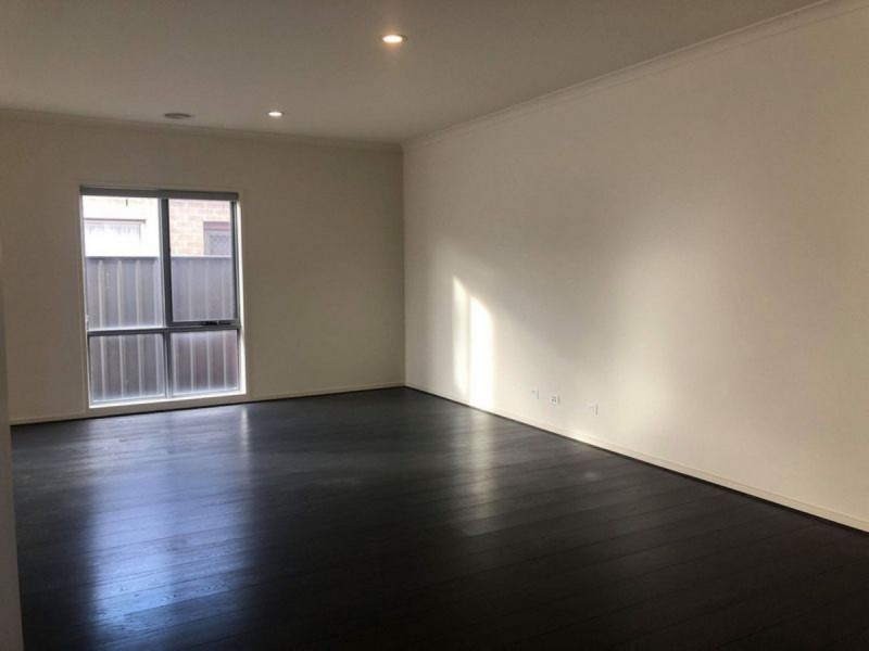 100 Selandra Boulevard, Clyde North VIC 3978