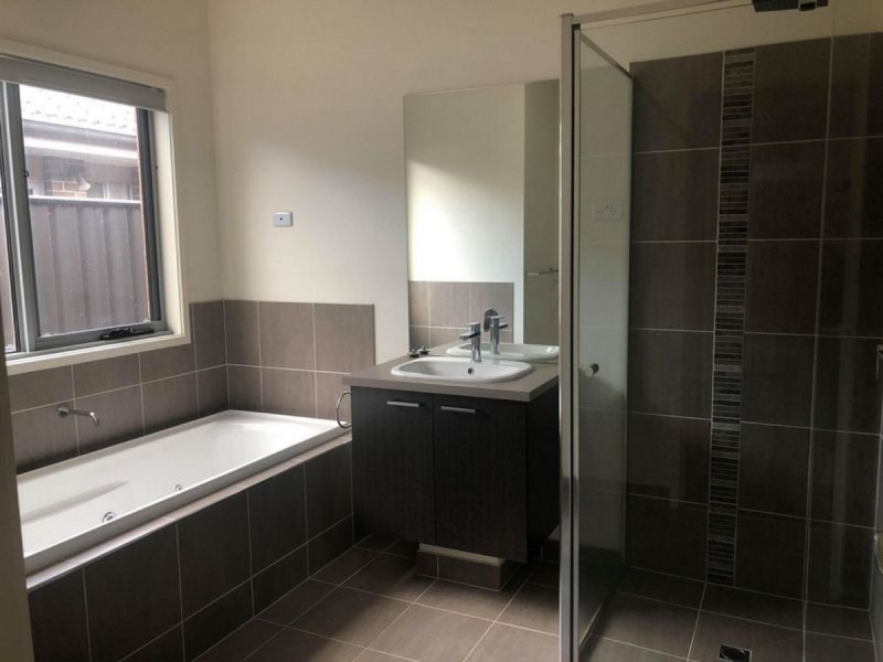 100 Selandra Boulevard, Clyde North VIC 3978