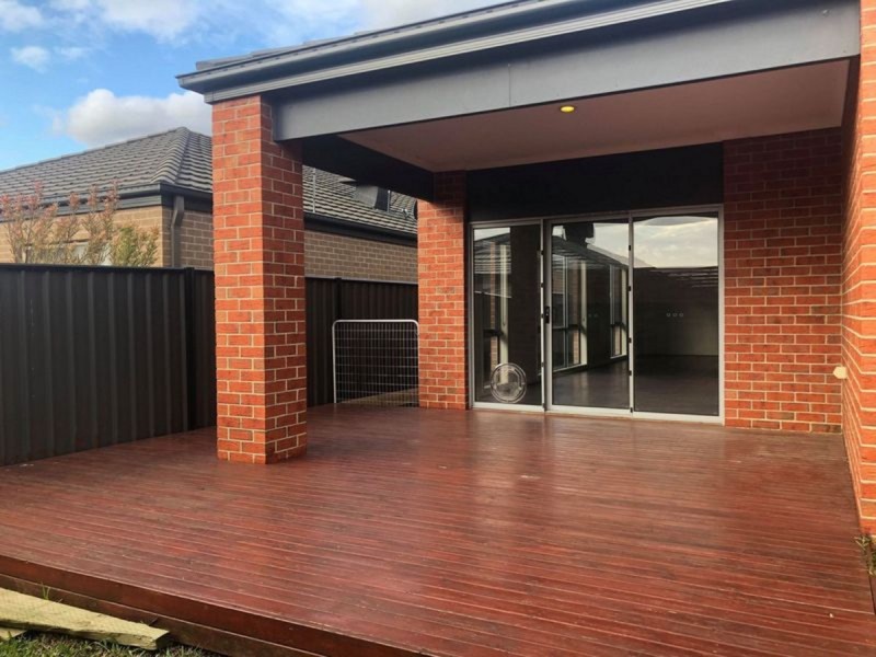 100 Selandra Boulevard, Clyde North VIC 3978