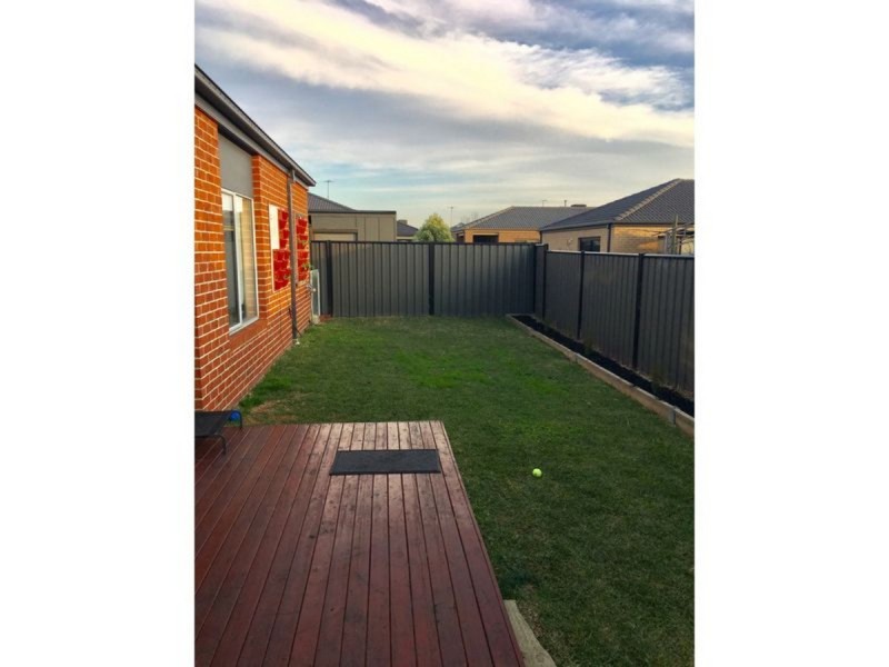 100 Selandra Boulevard, Clyde North VIC 3978