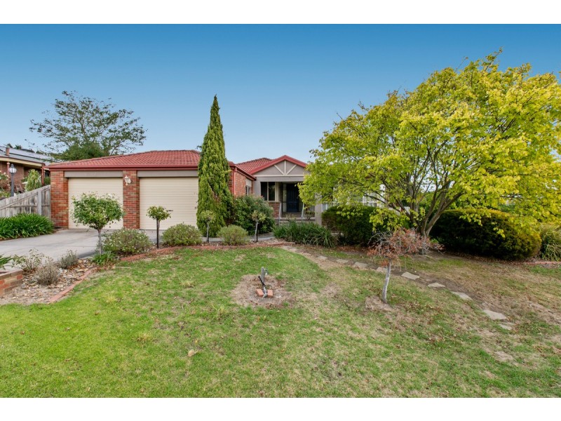 16 Hilltop Close, Narre Warren South VIC 3805