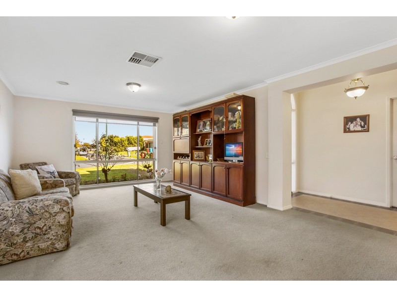 8 Feehan Crescent, Narre Warren South VIC 3805