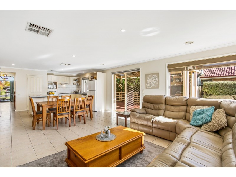 8 Feehan Crescent, Narre Warren South VIC 3805