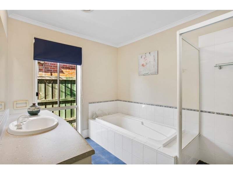 8 Feehan Crescent, Narre Warren South VIC 3805