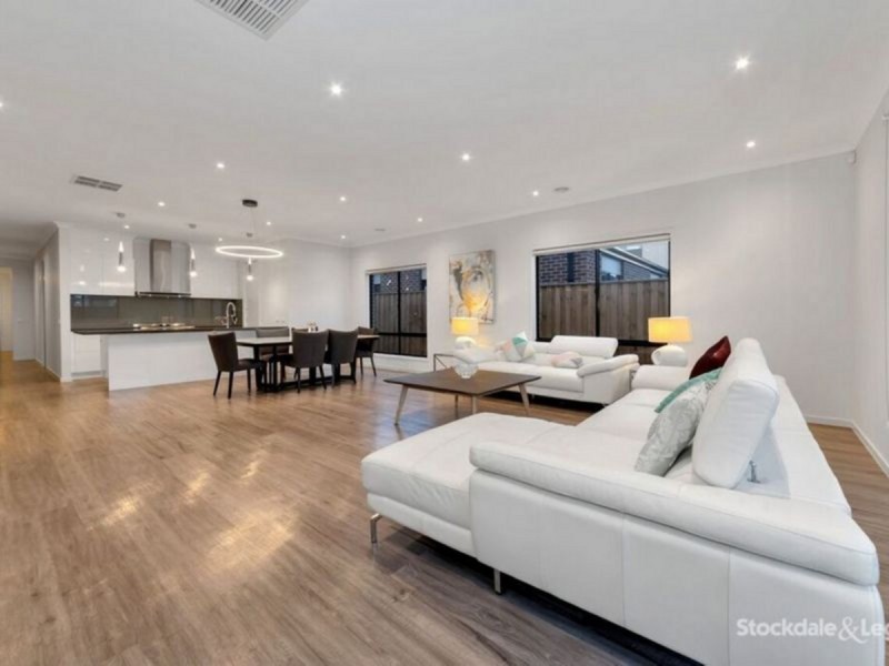 23 Broadbank Crescent, Clyde North VIC 3978