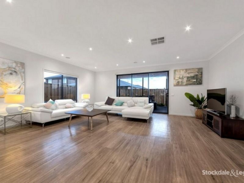 23 Broadbank Crescent, Clyde North VIC 3978